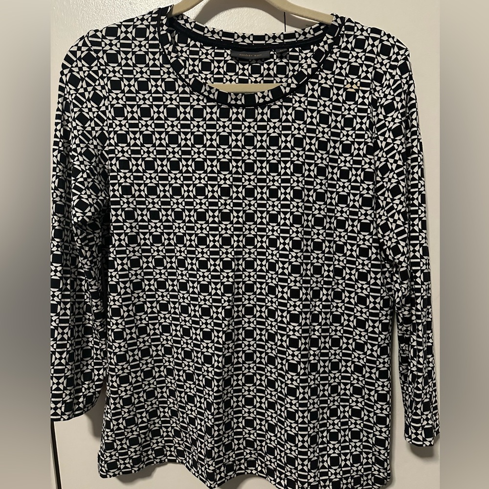 Amber Sun from Nordstrom black and white knit top, size medium. Rayon/spandex.